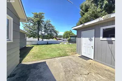 1642 NW Almond Ave, Roseburg, OR 97471 - Photo 38
