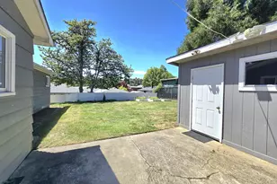 1642 NW Almond Ave, Roseburg, OR 97471 - Photo 38