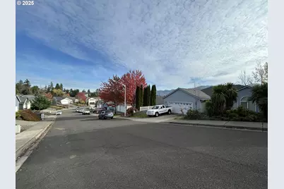 2343 NW Chambers Dr, Roseburg, OR 97471 - Photo 4