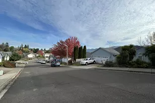 2343 NW Chambers Dr, Roseburg, OR 97471 - Photo 4