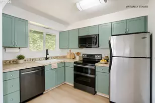 1045 SW Bertha Blvd, Portland, OR 97219 - Photo 8