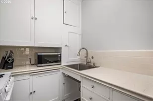 709 SW 16th Ave, Portland, OR 97205 - Photo 18