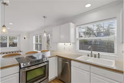 13617 NE Glendoveer Ct, Portland, OR 97230 - Photo 16