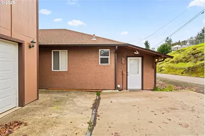 1010 NE Malheur Ave, Roseburg, OR 97470 - Photo 2