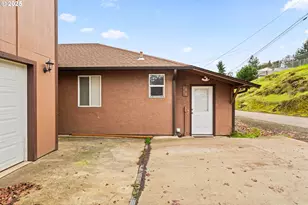 1010 NE Malheur Ave, Roseburg, OR 97470 - Photo 2