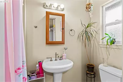 1010 NE Malheur Ave, Roseburg, OR 97470 - Photo 6