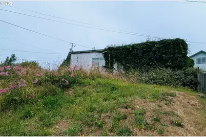 745 E 8th St, Coquille, OR 97423 - Photo 6