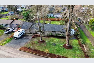 777 N 11th St, Cottage Grove, OR 97424 - Photo 2