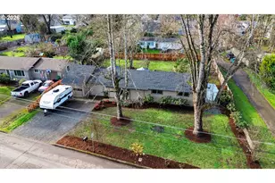 777 N 11th St, Cottage Grove, OR 97424 - Photo 2