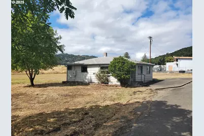 132 NE Sawyers Ln, Roseburg, OR 97470 - Photo 4