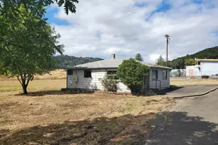 132 NE Sawyers Ln, Roseburg, OR 97470 - Photo 4