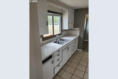 132 NE Sawyers Ln, Roseburg, OR 97470 - Photo 8