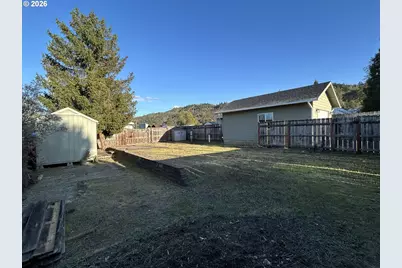 724 W Rainbow St, Roseburg, OR 97471 - Photo 28