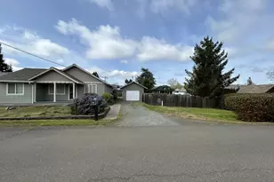 724 W Rainbow St, Roseburg, OR 97471 - Photo 4