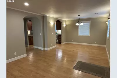 724 W Rainbow St, Roseburg, OR 97471 - Photo 6