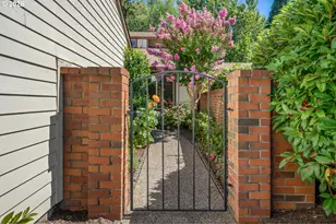15660 SW Greenleaf Ct, Tigard, OR 97224 - Photo 2