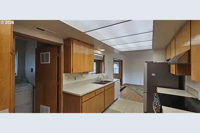 16055 SW Queen Victoria Pl, Portland, OR 97224 - Photo 10