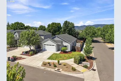 699 Kaitlin Ln, Medford, OR 97501 - Photo 2