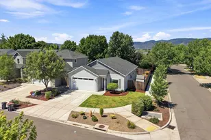 699 Kaitlin Ln, Medford, OR 97501 - Photo 2