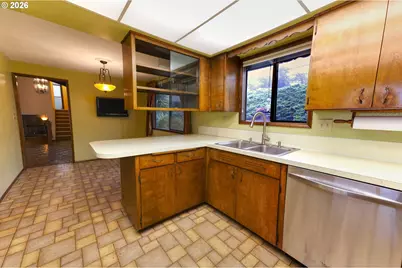 725 SE Summit Dr, Roseburg, OR 97470 - Photo 8