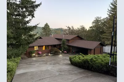 725 SE Summit Dr, Roseburg, OR 97470 - Photo 1