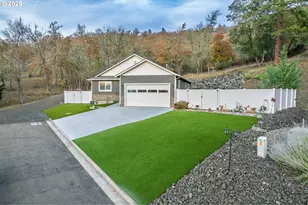 1851 NE Alameda Ave, Roseburg, OR 97470 - Photo 20