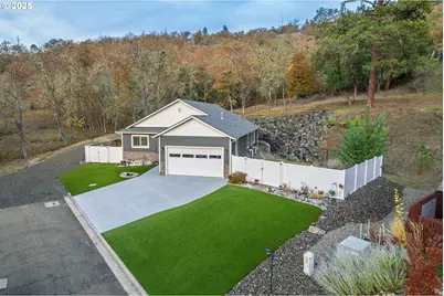 1851 NE Alameda Ave, Roseburg, OR 97470 - Photo 2