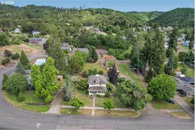 608 Locust St, Oakland, OR 97462 - Photo 2