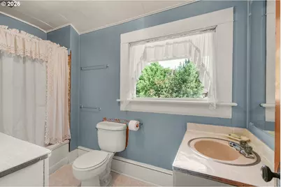 608 Locust St, Oakland, OR 97462 - Photo 24