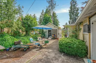 608 Locust St, Oakland, OR 97462 - Photo 30
