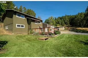 3902 S Myrtle Rd, Myrtle Creek, OR 97457 - Photo 2
