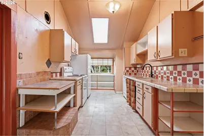 15717 SW Scholls Ferry Rd, Beaverton, OR 97007 - Photo 16