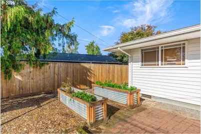 16824 SE Morrison Ct, Portland, OR 97233 - Photo 32