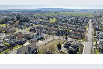 2683 NW Mt Hood Dr, McMinnville, OR 97128 - Photo 32