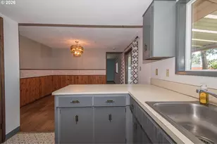 18411 NE Davis St, Portland, OR 97230 - Photo 12