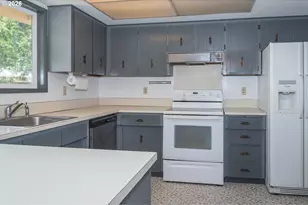 18411 NE Davis St, Portland, OR 97230 - Photo 10