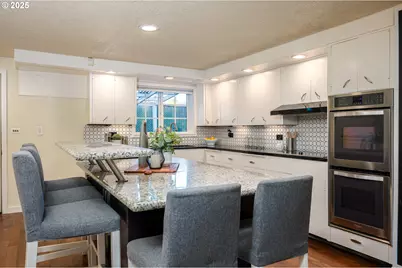 13137 SE Mill St, Portland, OR 97233 - Photo 12