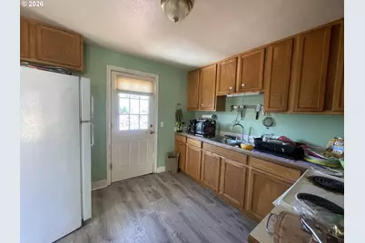 5593 B St, Springfield, OR 97478 - Photo 8