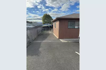 2012 NE Vine St, Roseburg, OR 97470 - Photo 2