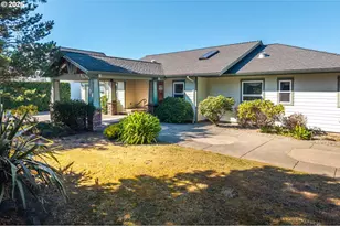 277 10th St, Bandon, OR 97411 - Photo 4