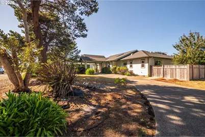 277 10th St, Bandon, OR 97411 - Photo 2