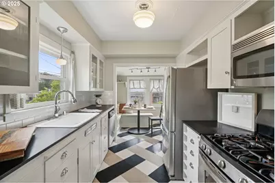 2758 NE Schuyler St, Portland, OR 97212 - Photo 10