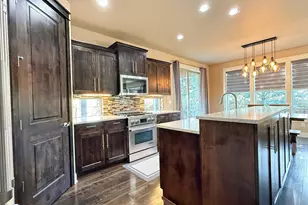 61072 Manhae Loop, Bend, OR 97702 - Photo 6