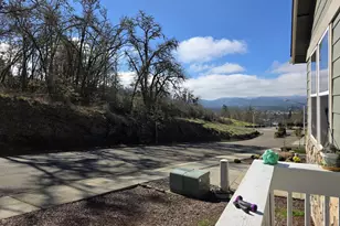 1660 NE Alameda Ave, Roseburg, OR 97470 - Photo 6