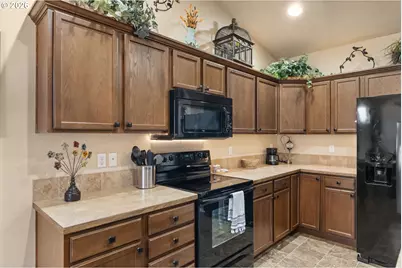 558 S 48th Pl, Springfield, OR 97478 - Photo 6