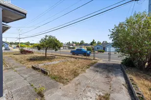 1366 Lakeshore Dr, Coos Bay, OR 97420 - Photo 34