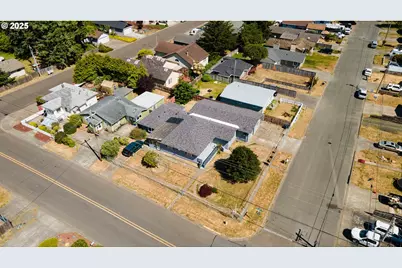 1366 Lakeshore Dr, Coos Bay, OR 97420 - Photo 38