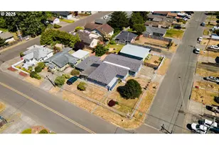 1366 Lakeshore Dr, Coos Bay, OR 97420 - Photo 38