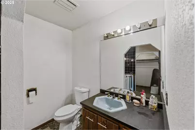 1366 Lakeshore Dr, Coos Bay, OR 97420 - Photo 30