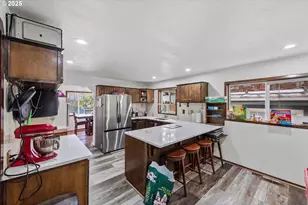 1366 Lakeshore Dr, Coos Bay, OR 97420 - Photo 16